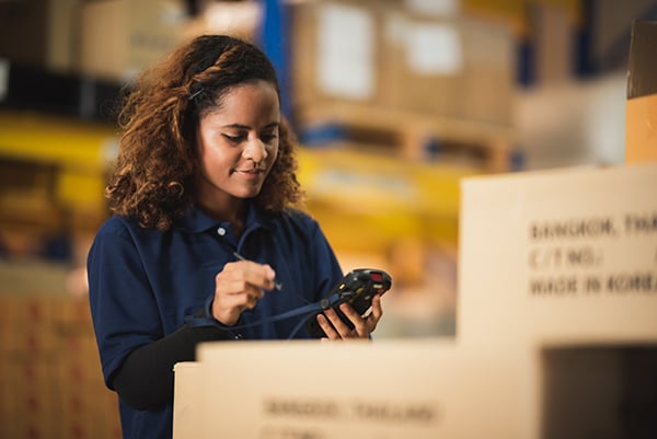 worker-person-working-in-warehouse-logistic-transp-BVNF7KJ-1 worker-person-working-in-warehouse-logistic-transp-BVNF7KJ-1
