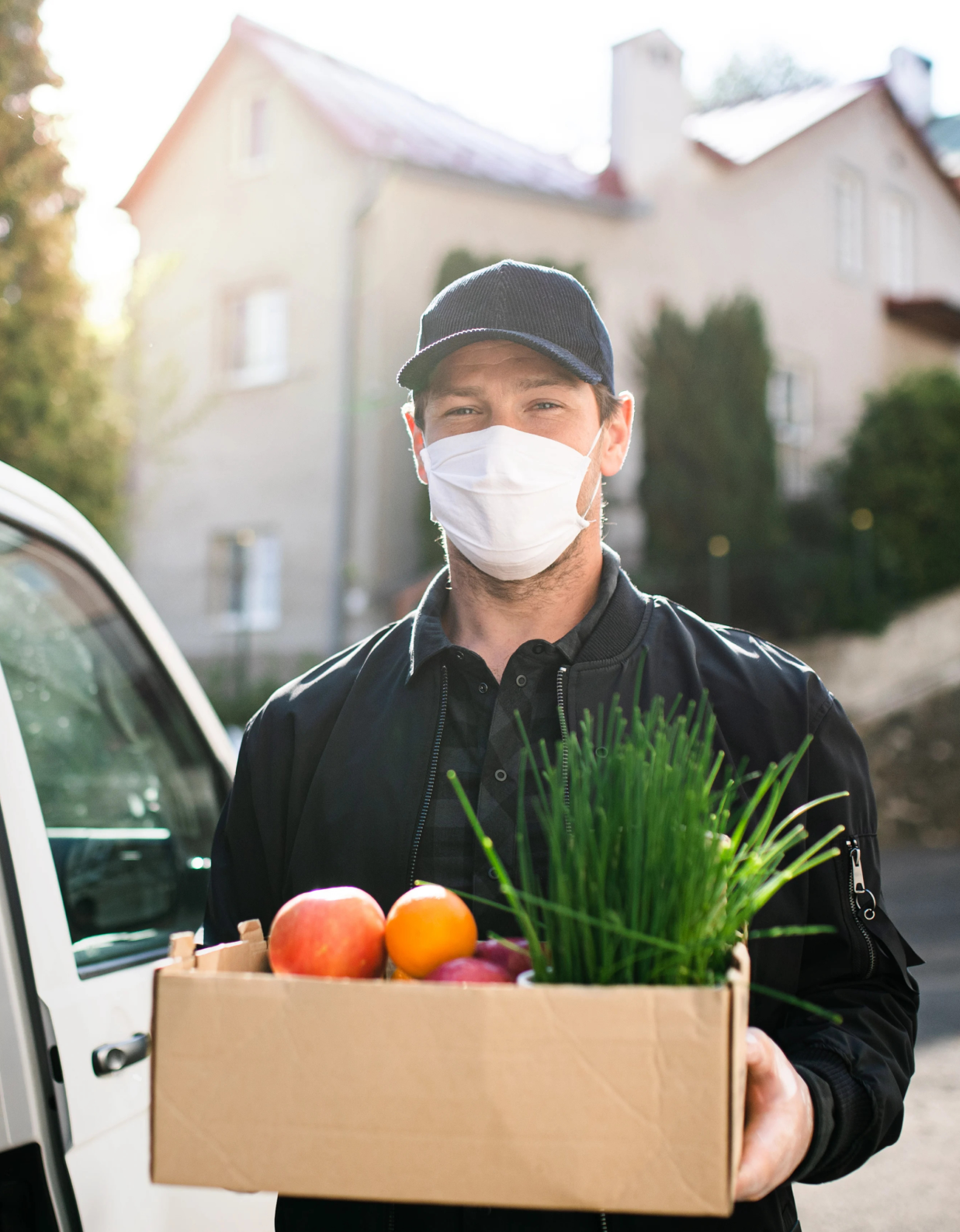 delivery-man-courier-with-face-mask-delivering-gro-MF6QAWP 1-1 delivery-man-courier-with-face-mask-delivering-gro-MF6QAWP 1-1