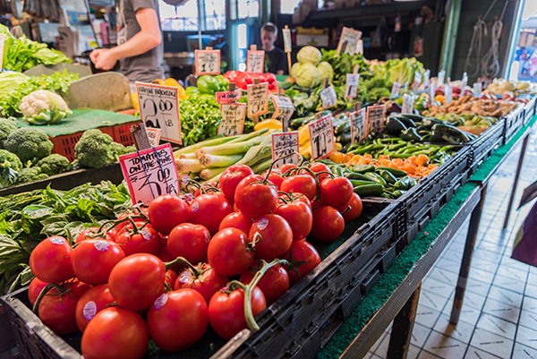 farmers-market-organic-produce-MJN9MAZ farmers-market-organic-produce-MJN9MAZ