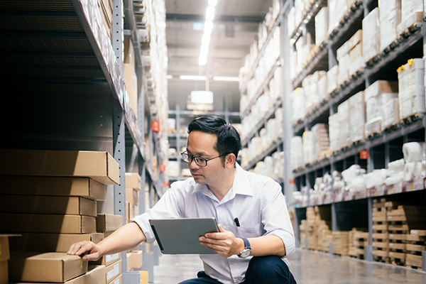 man-warehouse-worker-checking-goods-at-warehouse-3LZCGS5 man-warehouse-worker-checking-goods-at-warehouse-3LZCGS5