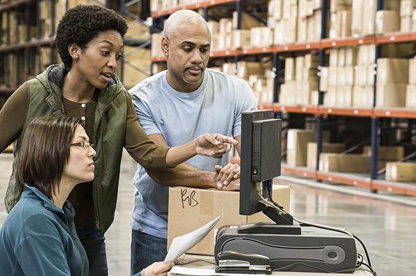 warehouse-workers-checking-inventory-on-a-computer-ET2RHDG warehouse-workers-checking-inventory-on-a-computer-ET2RHDG